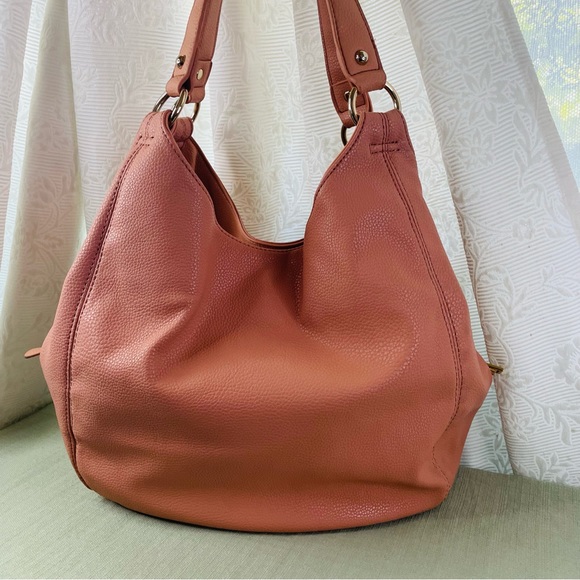be be Woman's Hobo Bag Peach Color 3 Compartment. SEND ME A REASONABLE OFFER… - Picture 4 of 16